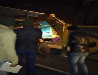 बद्रीनाथ हाईवे पर पलटा ट्रक, एक की मौत, 3 घायल 4 Hello Uttarakhand News »
