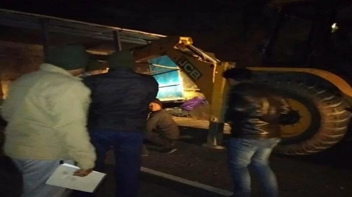 बद्रीनाथ हाईवे पर पलटा ट्रक, एक की मौत, 3 घायल 1 Hello Uttarakhand News »