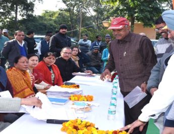 अधिकारियों व कर्मचारियों को आमजन के द्वार जाना होगा, न कि जनता को सरकार के पास: सीएम 4 Hello Uttarakhand News »