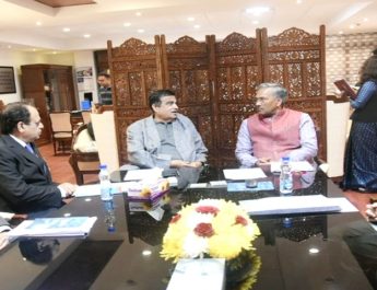 नितिन गड़करी से मिले सीएम त्रिवेंद्र रावत, विभिन्न प्रस्तावों की स्वीकृति का किया आग्रह 4 Hello Uttarakhand News »
