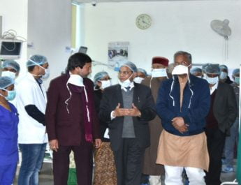 पौड़ी में आग की घटना की पीडिता से एम्स ऋषिकेश में मिले सीएम त्रिवेन्द्र रावत 4 Hello Uttarakhand News »