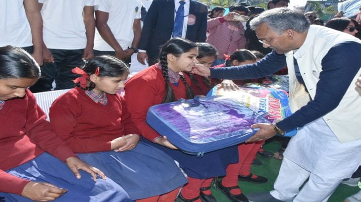 मुख्य़मंत्री ने दिव्यांग बच्चों के साथ मनाया जन्मदिवस 1 Hello Uttarakhand News »