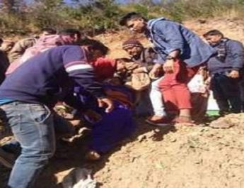 खाई में गिरी स्कूली बच्चों से भरी मैक्स, 14 घायल, 1 की मौत 2 Hello Uttarakhand News »