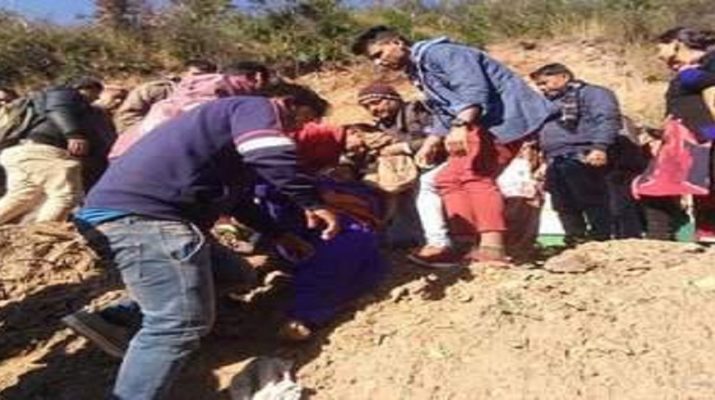 खाई में गिरी स्कूली बच्चों से भरी मैक्स, 14 घायल, 1 की मौत 1 खाई में गिरी स्कूली बच्चों से भरी मैक्स, 14 घायल, 1 की मौत 1 Hello Uttarakhand News »