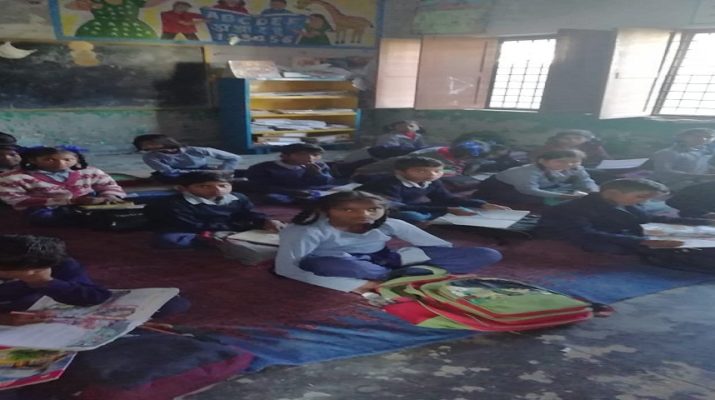 कैसे और क्या पढ़ेंगे बच्चे, ना फर्नीचर ना किताबें 1 Hello Uttarakhand News »