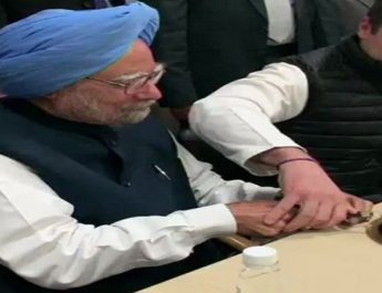 मनमोहन सिंह-राहुल गांधी ने केक काटकर मनाया कांग्रेस का 134वां स्थापना दिवस 2 Hello Uttarakhand News »