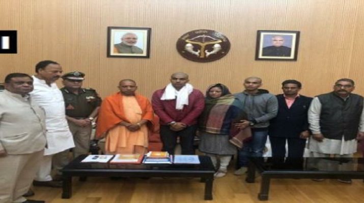 सीएम योगी से मिले इंस्पेक्टर सुबोध के परिजन, 30 लाख का कर्ज चुकाएगी सरकार 1 Hello Uttarakhand News »