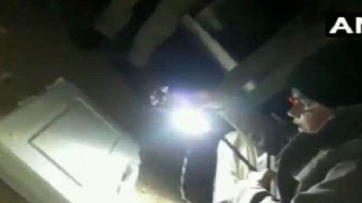 सड़क पर पड़ी मिली ईवीएम मशीन, दो अधिकारी निलंबित 1 Hello Uttarakhand News »