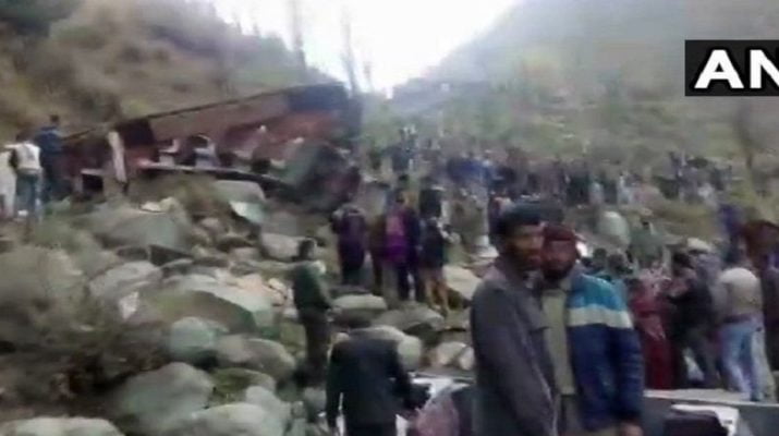 गहरी खाई में गिरी बस, 11 लोगों की मौत, कई घायल 1 Hello Uttarakhand News »