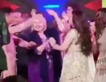 VIDEO: हिलेरी क्लिंटन, शाहरुख समेत कई हस्तियों ने अंबानी के साथ लगाए देसी ठुमके 4 Hello Uttarakhand News »