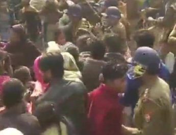 5 साल की बच्ची की गला दबाकर हत्या, गुस्साएं लोगों ने पुलिस पर किया पथराव 9 Hello Uttarakhand News »