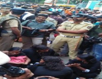 सबरीमाला मंदिर: दर्शन के लिए पहुंचा महिलाओं का जत्था, विरोध शुरू 3 Hello Uttarakhand News »