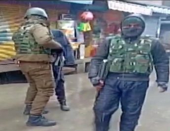 जम्मू-कश्मीर: अनंतनाग पुलिस चौकी पर आतंकी हमला, 3 जवान व 3 नागरिक घायल 4 Hello Uttarakhand News »