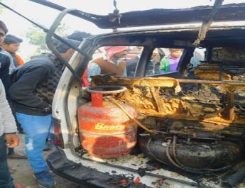 रसोई गैस सिलेंडर से चल रही थी स्कूल वैन, सिलेंडर फटने से करीब 12 बच्चे झुलसे 2 Hello Uttarakhand News »