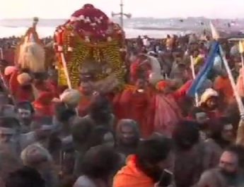 प्रयागराज: शाही स्नान के साथ हुआ कुंभ मेले का आगाज, उमड़ी श्रद्धालुओं की भीड़ 3 Hello Uttarakhand News »