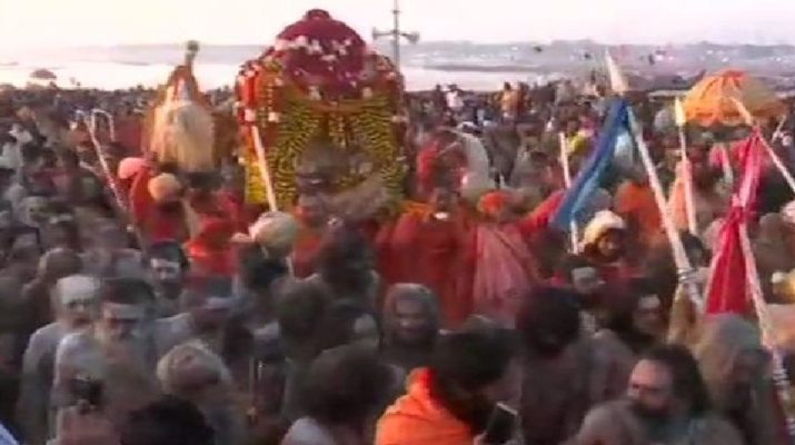 प्रयागराज: शाही स्नान के साथ हुआ कुंभ मेले का आगाज, उमड़ी श्रद्धालुओं की भीड़ 1 Hello Uttarakhand News »