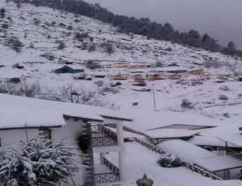 बर्फ की चादर से सजी देवभूमि की वादियाँ, पर्यटकों में ख़ुशी, कई लोगों की बढ़ी परेशानियां 2 Hello Uttarakhand News »