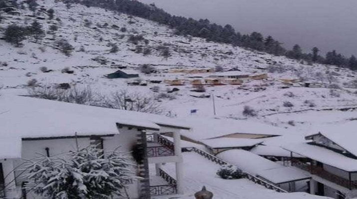 बर्फ की चादर से सजी देवभूमि की वादियाँ, पर्यटकों में ख़ुशी, कई लोगों की बढ़ी परेशानियां 13 Hello Uttarakhand News » Page 2 of 7