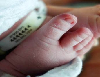 जम्मू कश्मीर: गर्भवती को अस्पताल ने भर्ती करने से किया इंकार, सड़क पर हुई डिलीवरी, नवजात की मौत 2 Hello Uttarakhand News »