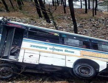 पौड़ी में गहरी खाई में गिरी रोजवेज बस 4 Hello Uttarakhand News »