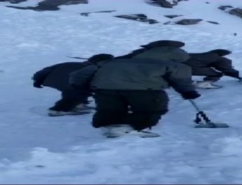 लद्दाख में आया बर्फीला तूफान, फंसे पर्यटक, रेस्क्यू ऑपरेशन जारी 4 Hello Uttarakhand News »