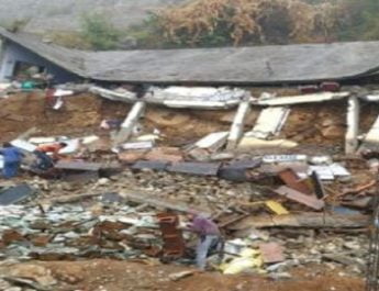 चमोली: भारी बारिश के चलते ढहा स्कूल, स्कूल बंद होने के चलते टला बड़ा हादसा 4 Hello Uttarakhand News »