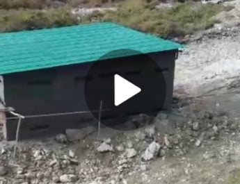 मानकों की अनदेखी कर बीच नदी में बना दिया गैस एजेंसी का गोदाम 3 Hello Uttarakhand News »