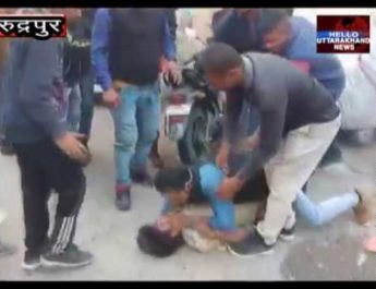 वायरल पिटाई वीडियो मामला: पुलिसकर्मी व साथी पर मुकदमा दर्ज 4 Hello Uttarakhand News »