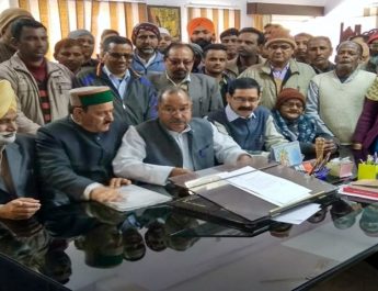 जहरीली शराब काण्ड मामले में सरकार की बर्खास्तगी को लेकर मोर्चा ने घेरी तहसील 4 Hello Uttarakhand News »