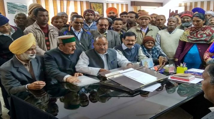 जहरीली शराब काण्ड मामले में सरकार की बर्खास्तगी को लेकर मोर्चा ने घेरी तहसील 1 Hello Uttarakhand News »