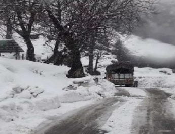 आज बारिश-बर्फबारी का अलर्ट, कई सडकें बाधित 3 Hello Uttarakhand News »