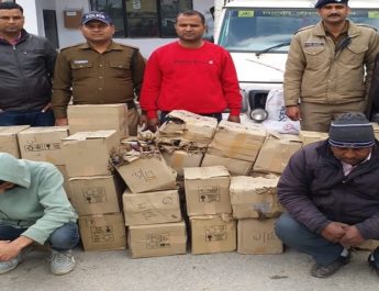 देहरादून: 50 पेटी शराब व पिकअप वाहन के साथ दो अभियुक्त गिरफ्तार 2 Hello Uttarakhand News »