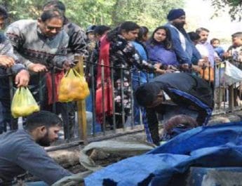 जम्मू: कर्फ्यू में कुछ घंटे दी गई ढील, टूजी इंटरनेट सेवा बहाल 4 Hello Uttarakhand News »