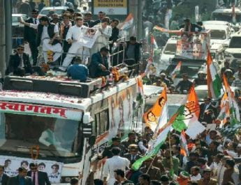 प्रियंका के रोड शो में जनसैलाब, कार्यकर्ताओं ने शरीर पर पेंट करवाया 'चौकीदार चोर है' 2 Hello Uttarakhand News »