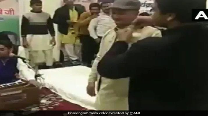 पूर्व सीएम हरीश रावत के बेटे विरेंद्र रावत पर श्रद्धांजलि सभा में उड़ाए गए नोट 1 पूर्व सीएम हरीश रावत के बेटे विरेंद्र रावत पर श्रद्धांजलि सभा में उड़ाए गए नोट 1 Hello Uttarakhand News »