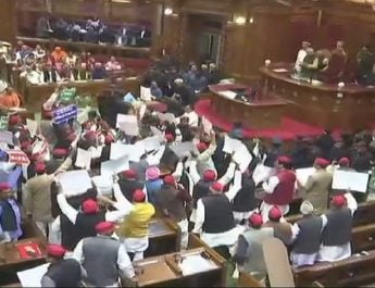 यूपी विधानसभा में भारी हंगामा, विधानसभा अध्यक्ष पर फेंके कागज के गोले, सपा विधायक बेहोश 3 Hello Uttarakhand News »