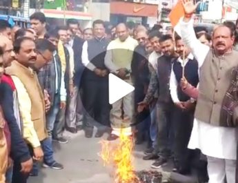 जहरीली शराब से मौत मामले में कांग्रेस का सरकार के खिलाफ प्रदर्शन 2 Hello Uttarakhand News »