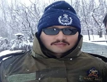 जम्मू-कश्मीर: कुलगाम में आतंकवादियों से मुठभेड़ में एक अधिकारी शहीद, तीन आतंकी ढेर 4 Hello Uttarakhand News »