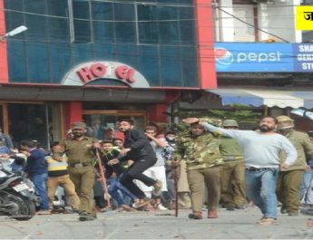 पाकिस्तान के खिलाफ जम्मू में जबरदस्त प्रदर्शन, कश्मीर नंबर की गाड़ियां आग के हवाले 2 Hello Uttarakhand News »