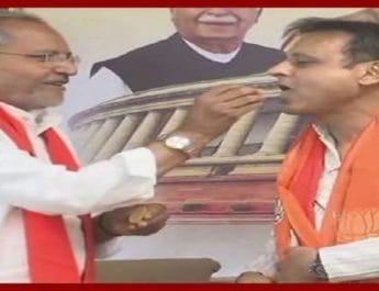 गुजरात में कांग्रेस से टूटा एक और विधायक, भाजपा में हुए शामिल 2 Hello Uttarakhand News »