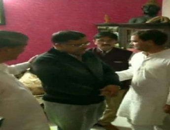 शहीद मेजर चित्रेश बिष्ट के आवास पर पहुंचे राहुल गांधी 2 Hello Uttarakhand News »