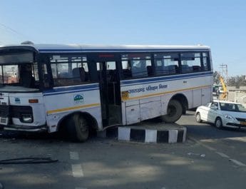 देहरादून: ब्रेक फेल होने पर चालक ने डिवाइडर से टकरा दी बस, टला बड़ा हादसा 2 Hello Uttarakhand News »