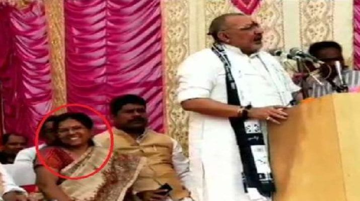 गिरिराज के मंच पर दिखीं मुजफ्फरपुर शेल्टर होम केस की आरोपी पूर्व मंत्री मंजू वर्मा 1 गिरिराज के मंच पर दिखीं मुजफ्फरपुर शेल्टर होम केस की आरोपी पूर्व मंत्री मंजू वर्मा 1 Hello Uttarakhand News »