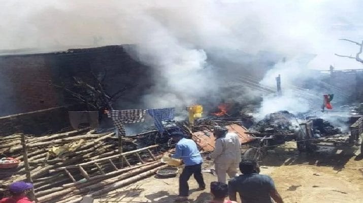 गैस पाइप लीकेज के बाद सिलिंडर फटने से लगी आग, आधा दर्जन झोपड़ियां खाक 1 Hello Uttarakhand News »