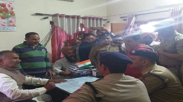 शिक्षा मंत्री अरविंद पांडे की मौजूदगी में खनन माफिया ने चौकी इंचार्ज से की मारपीट! 1 शिक्षा मंत्री अरविंद पांडे की मौजूदगी में खनन माफिया ने चौकी इंचार्ज से की मारपीट! 1 Hello Uttarakhand News »