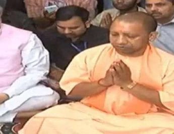 बैन के बाद हनुमान चालीसा पढ़ने मंदिर पहुंचे योगी आदित्यनाथ 3 Hello Uttarakhand News »