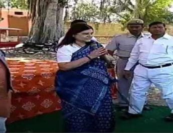 भीड़ कम देख मेनका गांधी ने फेंका माइक, विधायक की गैर मौजूदगी पर भड़की, वीडियो वायरल 3 Hello Uttarakhand News »