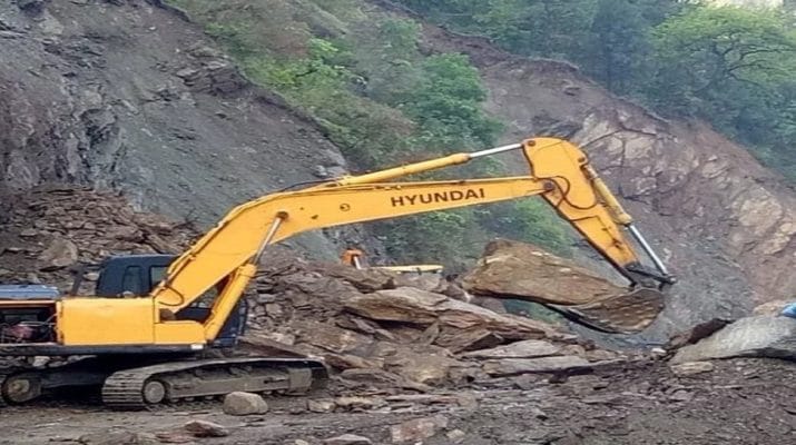 रुद्रप्रयाग-गौरीकुंड और बद्रीनाथ नेशनल हाईवे मलबा आने से हुए बंद 1 Hello Uttarakhand News »