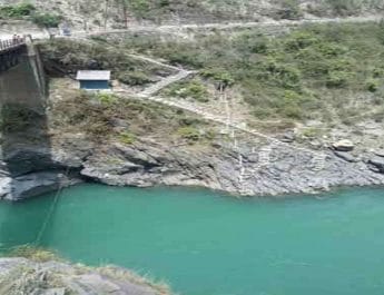 उत्तराखंड: डूबती पत्नी को बचाने के लिए नदी में कूदा पति, दोनों बहे 2 Hello Uttarakhand News »