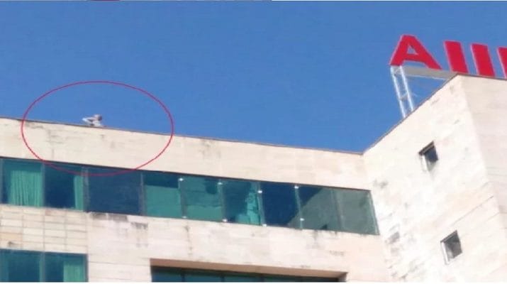 पेट्रोल की बोतल लेकर एम्स की छत पर चढ़ा कर्मचारी, मचा हडकंप 1 Hello Uttarakhand News »